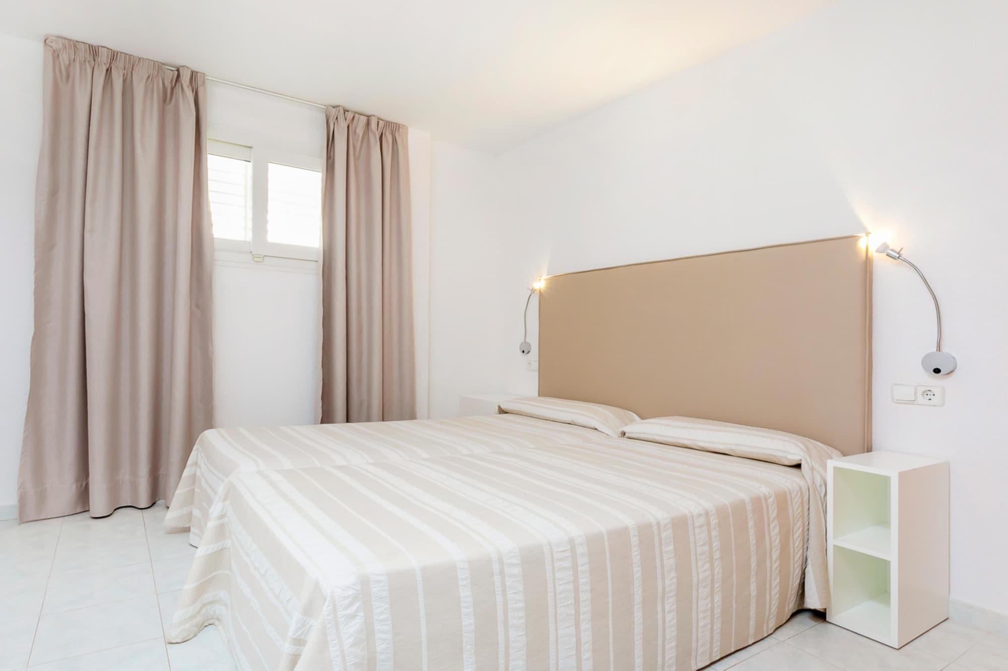 Aparthotel Duquesa Playa Santa Eularia des Riu Ngoại thất bức ảnh