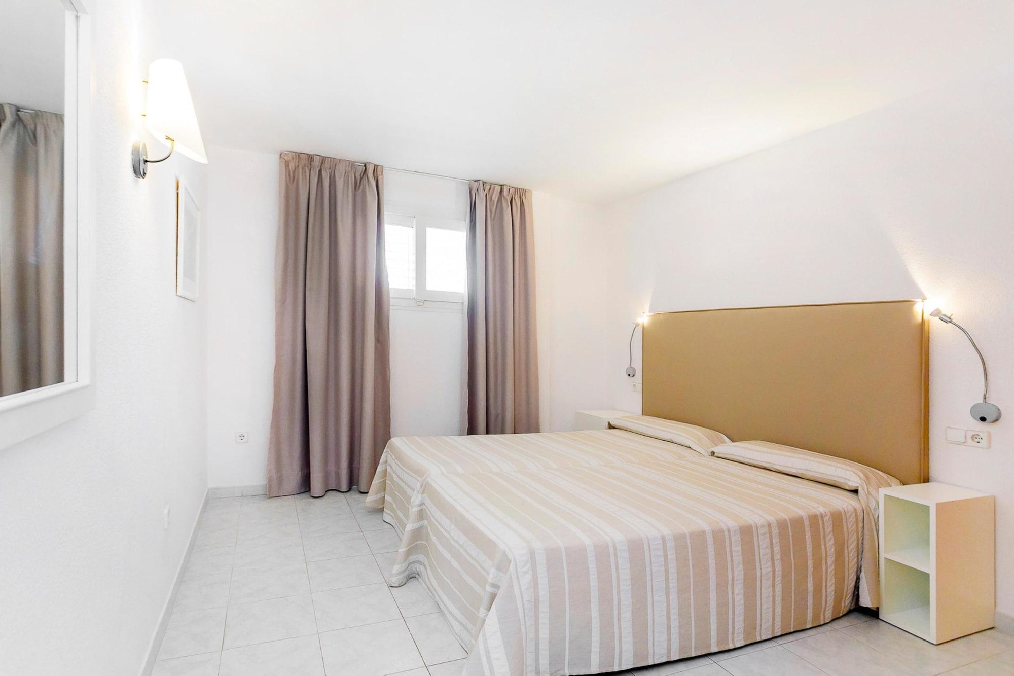 Aparthotel Duquesa Playa Santa Eularia des Riu Ngoại thất bức ảnh