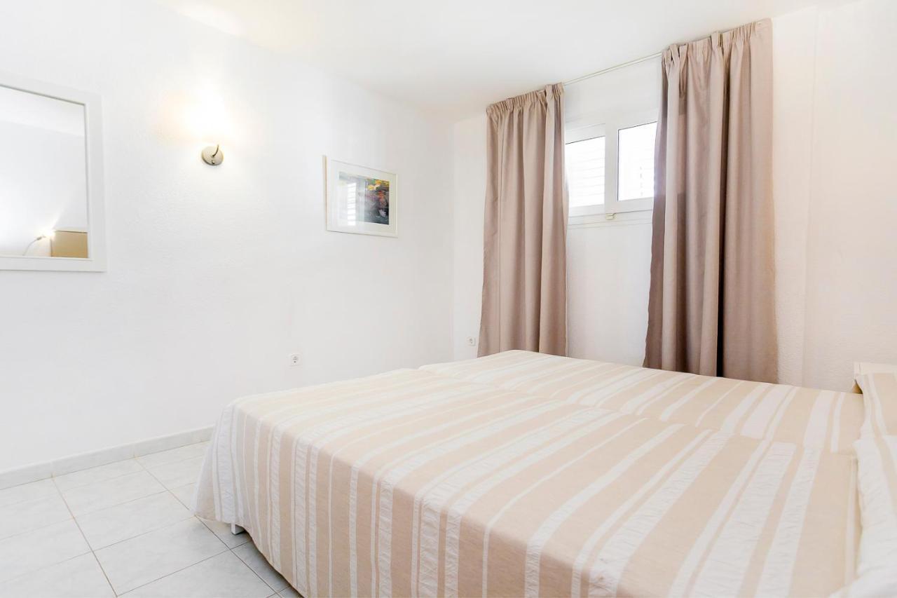 Aparthotel Duquesa Playa Santa Eularia des Riu Ngoại thất bức ảnh